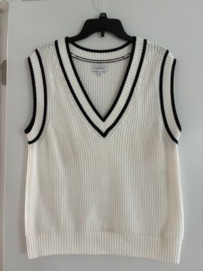 Evereve Cream V-Neck Knit Sweater Vest with Black Trim